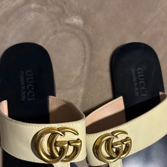 Gucci Women's Sandals with Cream Strap and Black Sole - Picture 5 of 7